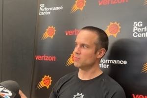 瑞安-邓恩谈主帅奥特：他一直在研究比赛录像 他和我聊了战术体系