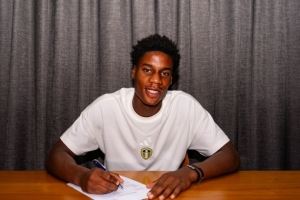 官方：利兹联免签前利物浦U18中卫马库斯，双方签下两年合同