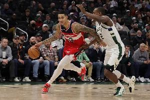 武圣：雄鹿自从交易米德尔顿后就走下坡路 他们应该拆队了