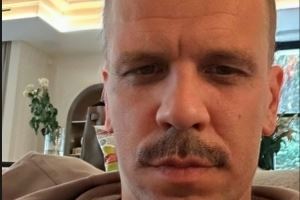 真剃光了还是整活🤣什琴斯尼社媒晒光头：媳妇也不喜欢黑发