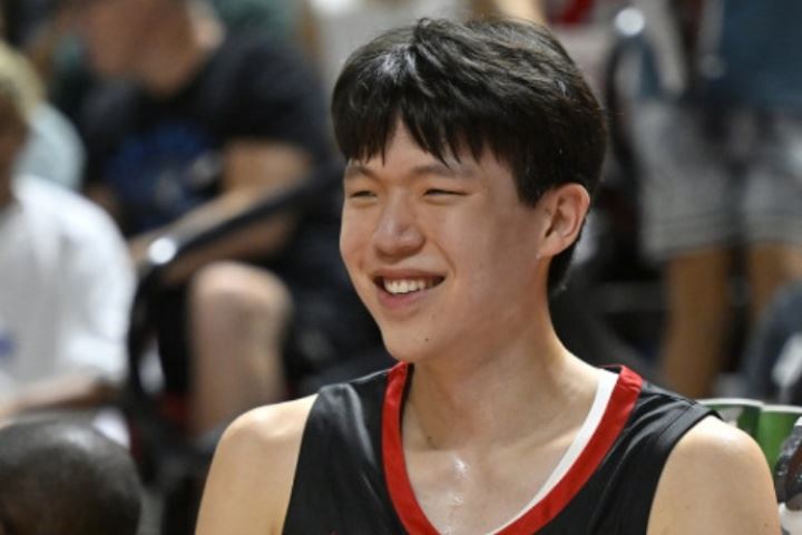 初露峥嵘😤杨瀚森首节从容不迫 送出1板2助1帽&正负值+19