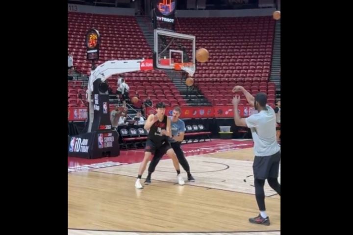 🤩首秀马上开始！斯普利特继续为杨瀚森打磨低位脚步细节