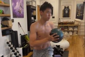 积极恢复！法国训练师晒视频 崔永熙脚踩平衡球训练顶级核心力！