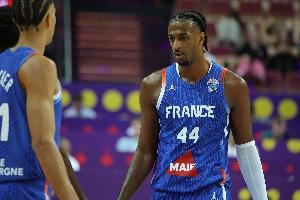 可圈可点！里萨谢18分钟4中3贡献10分2板2助 三分3中2