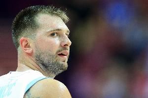 危险！东契奇首节就吃到个人第三犯被迫下场休息