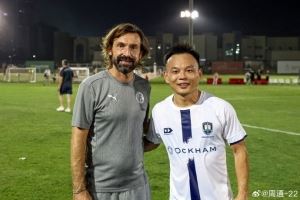 周通晒与皮尔洛合影：见到儿时的偶像❤️🖤