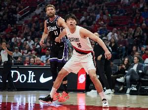 媒体人：开场3犯让大家预计小杨需长时间适应 然后他开启个人表演