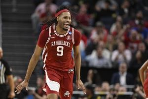 场均7分5篮板1盖帽！黄蜂官方宣布签下阿肯色大学中锋乔纳斯-艾杜