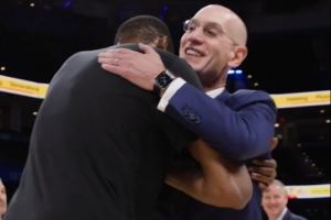 NBA总裁你好！杜兰特赛前和萧华拥抱寒暄