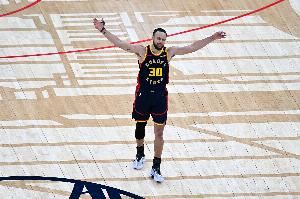 勇士具备冠军实力了吗？库里：这才第二场啊 兄弟