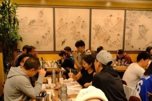 赛后吃夜宵?团队成员:杨瀚森那天是吃晚饭&喝的清汤 没吃烤肉