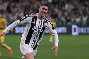 DV9：频繁换帅我们绝对有责任 大家有期待我也希望单赛季进100球