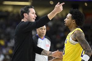 解说：尼克-史密斯赶上了 舞台搭好今天他是吃到闪光灯了