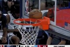 略尴尬！杜兰特使出招牌翻身跳投 但球卡到篮脖子上了