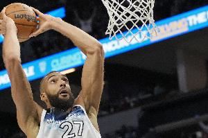 快下很积极！戈贝尔先是大踏步跟进双手暴扣 随后又快下轻松扣进